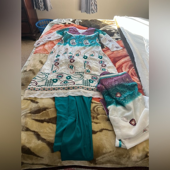 Pakistani/Indian Shalwar Kameez - Picture 1 of 7